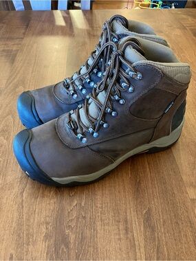 KEEN men’s utility leather boot size 9.5. Shellback 200 grams insulation brown